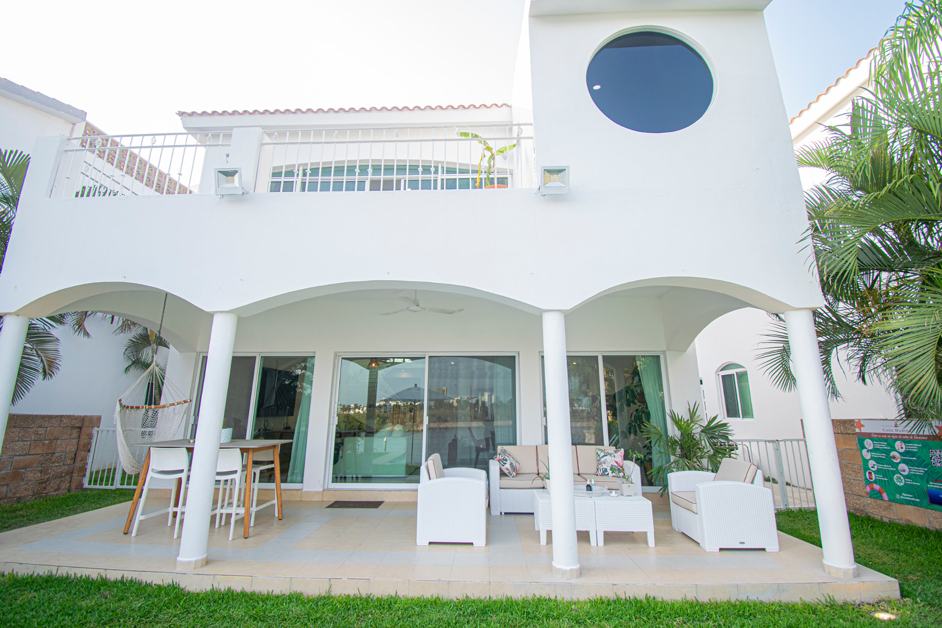 Terraza exterior con sala y vista al agua