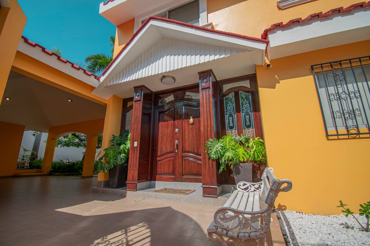 Entrada principal de Casa Dorada