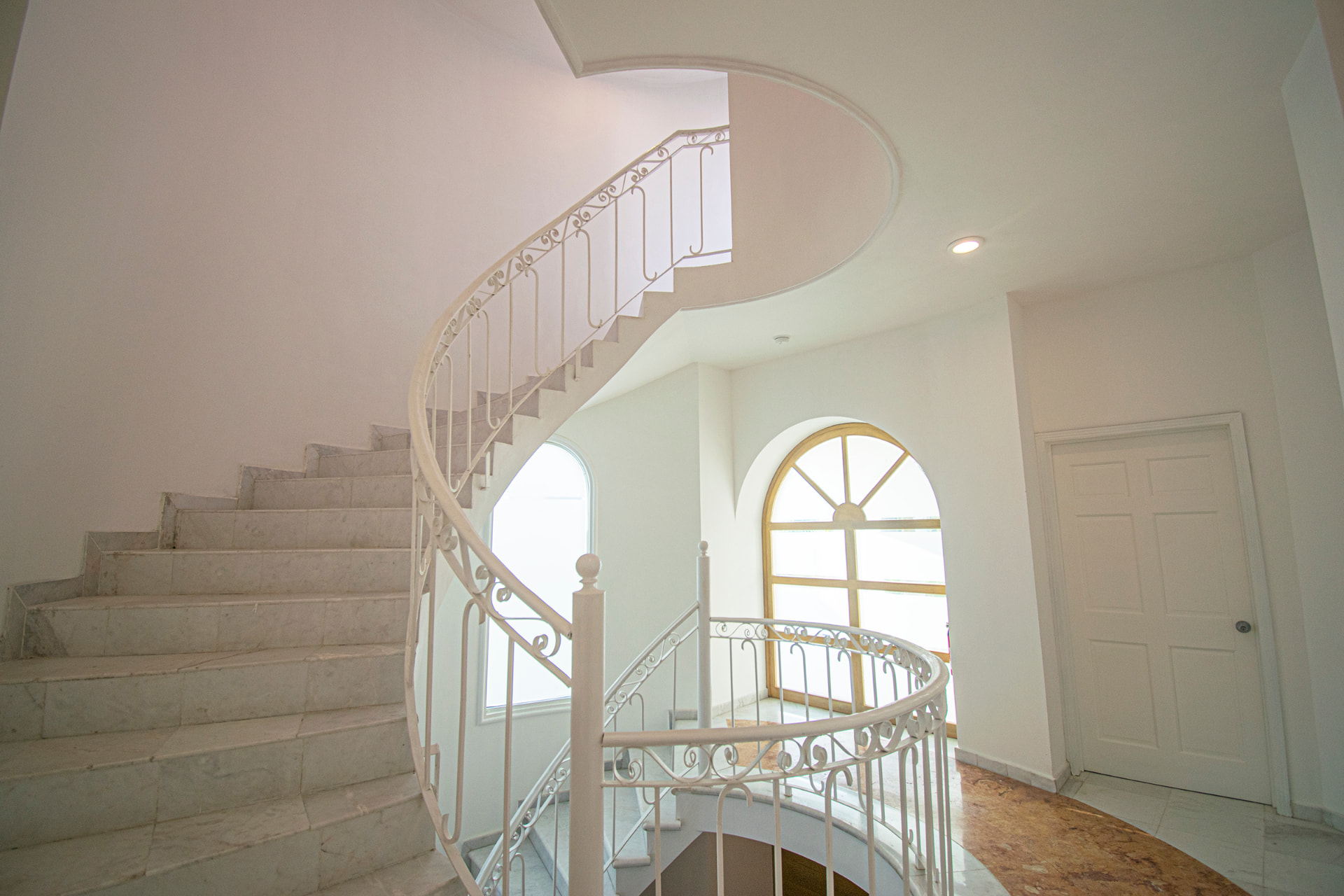 Escalera curva interior de Casa Marina