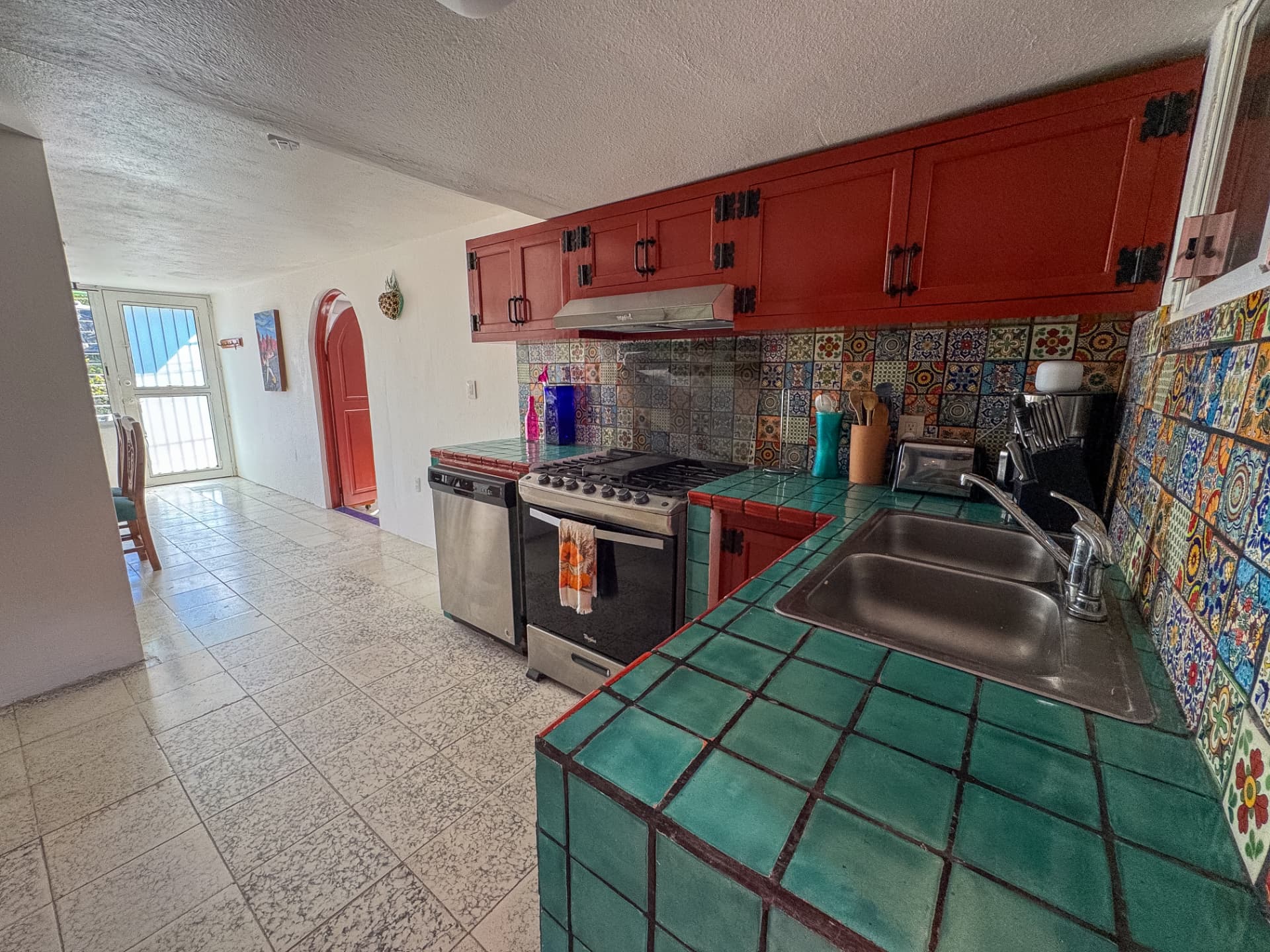 Cocina equipada con mosaicos de colores