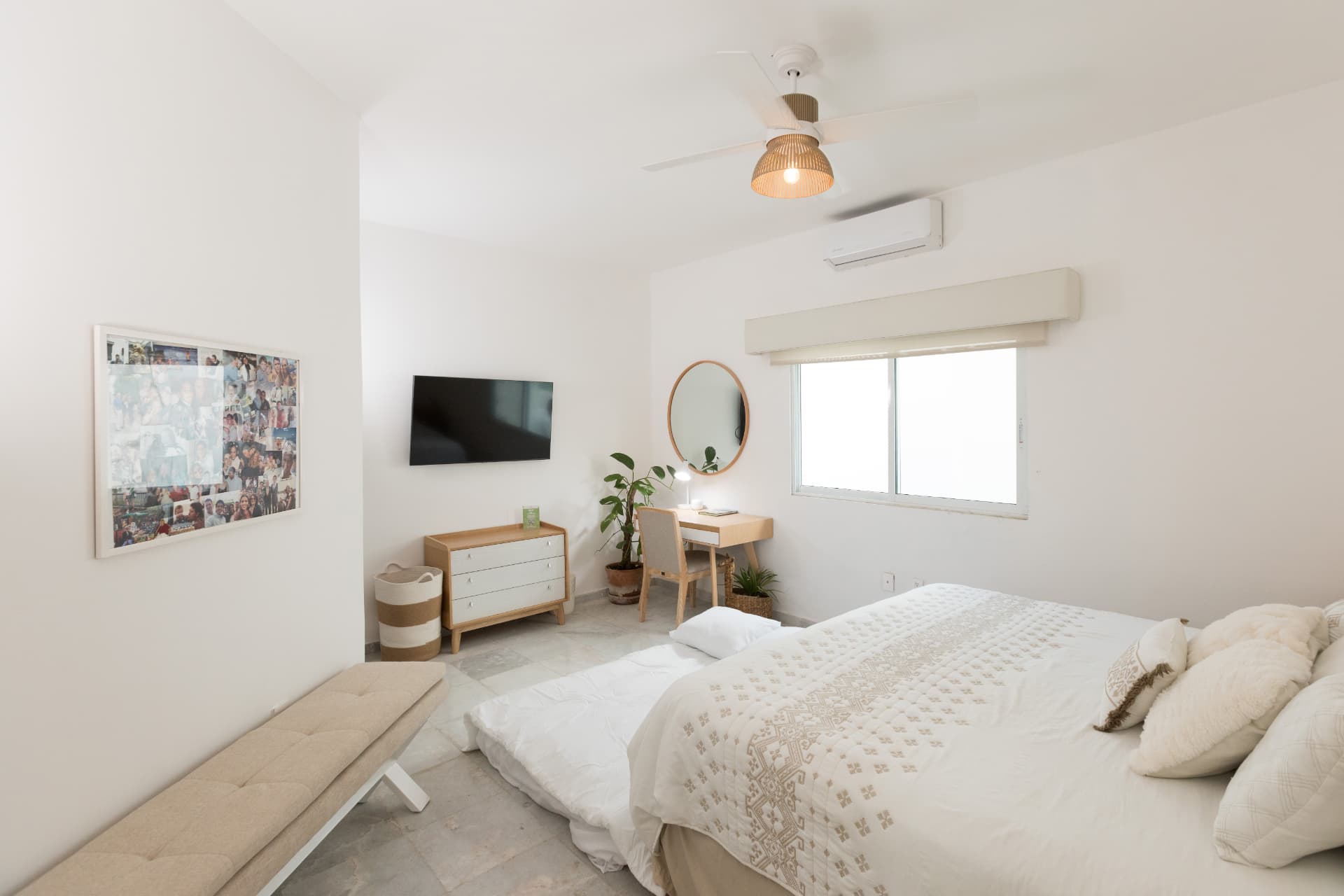 Recámara luminosa con cama king size, escritorio y Smart TV