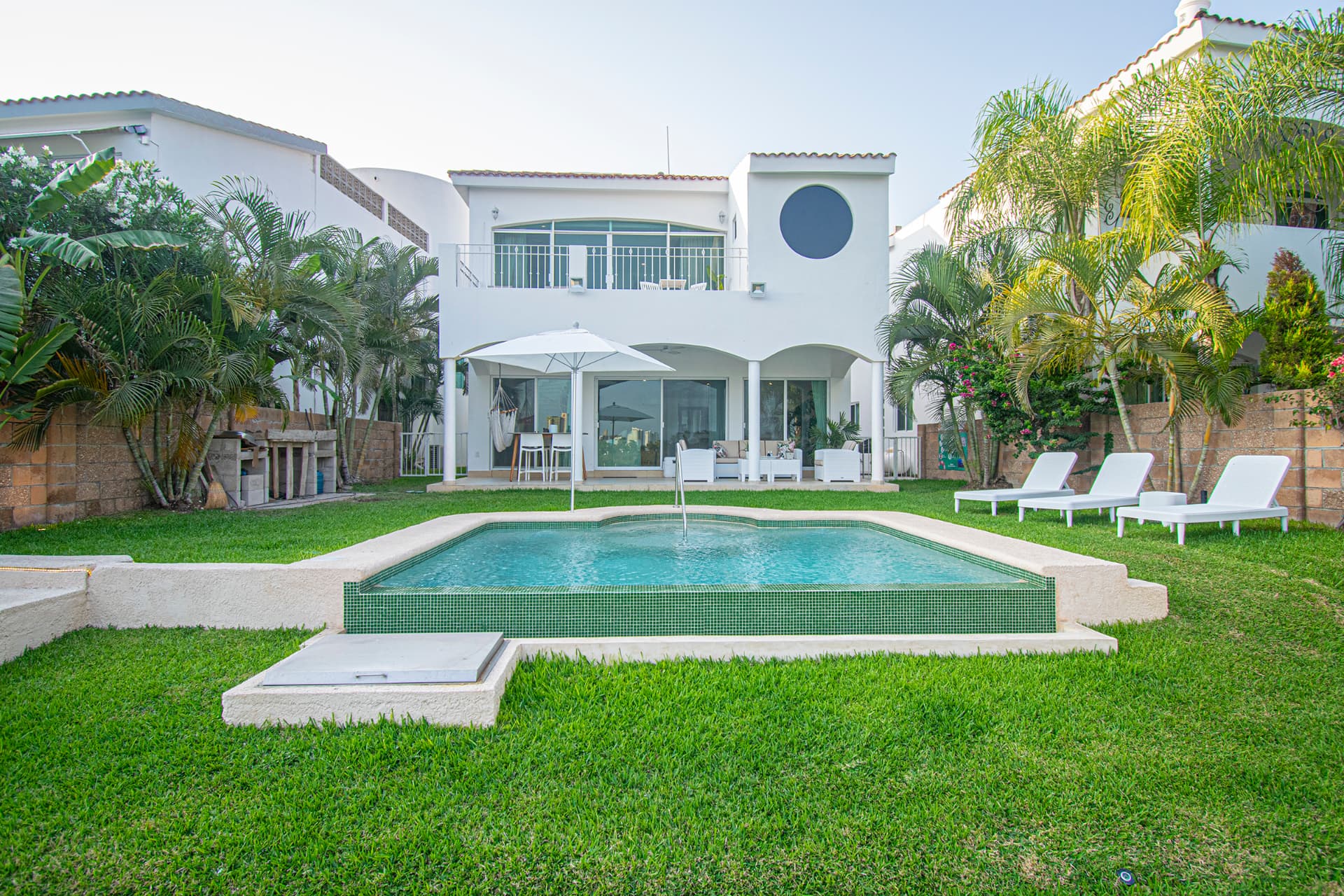 Fachada posterior y jardín de Casa Marina