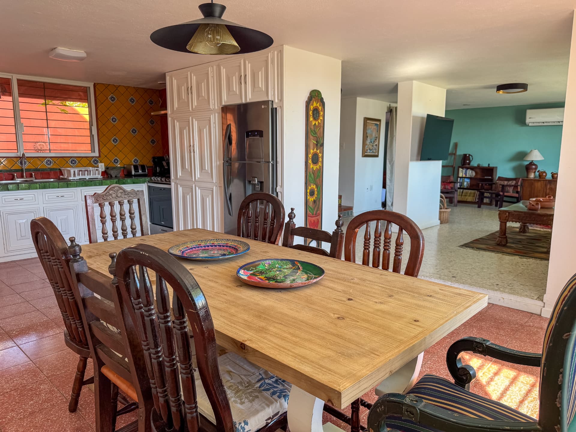Comedor y cocina con detalles mexicanos