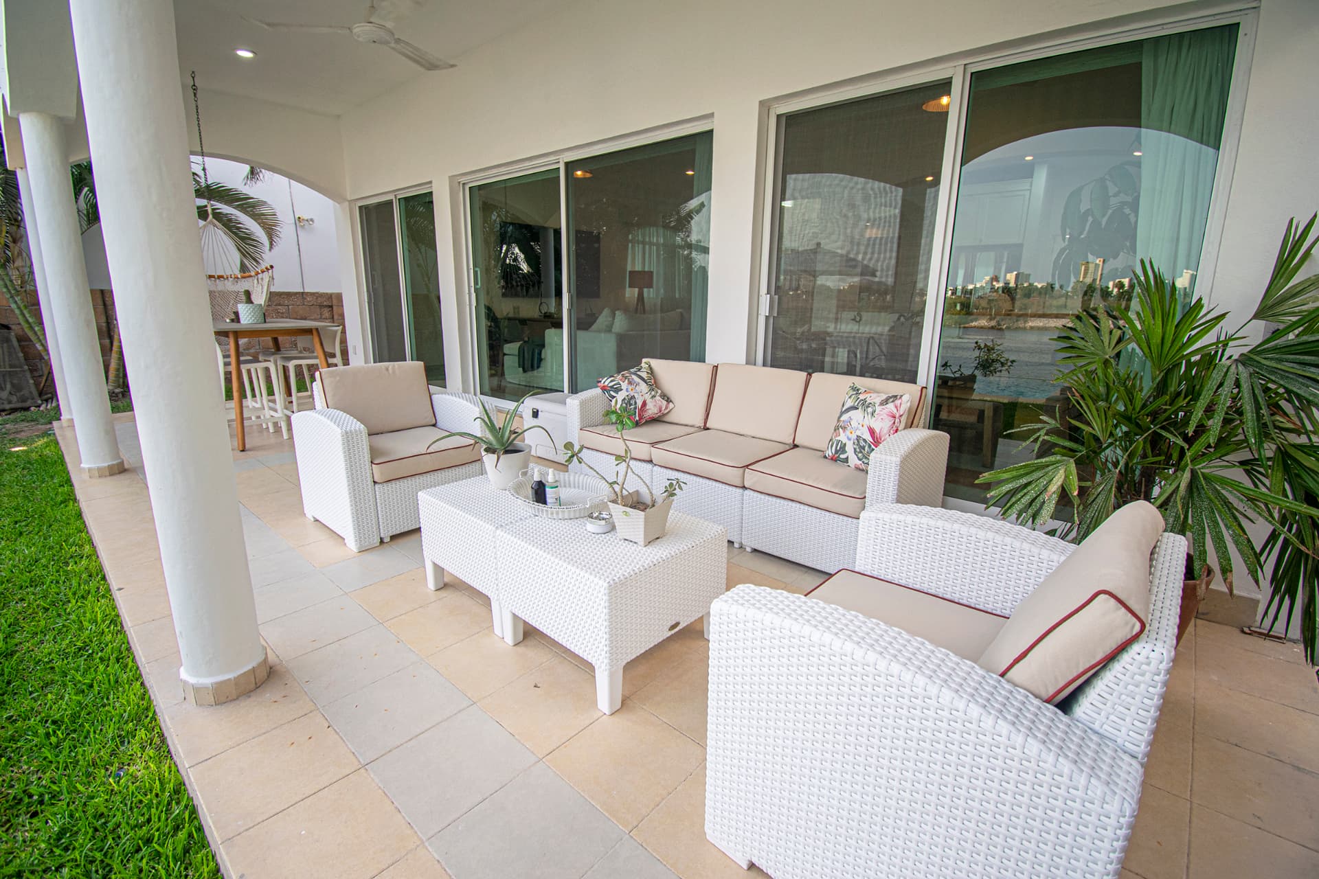 Sala exterior cubierta junto al jardín de Casa Marina