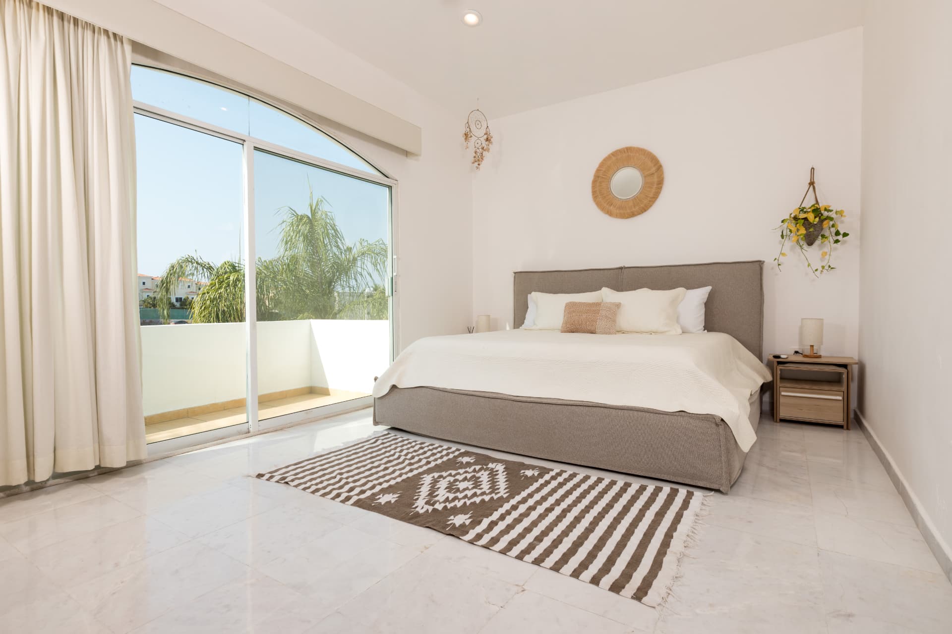 Habitación principal amplia y luminosa