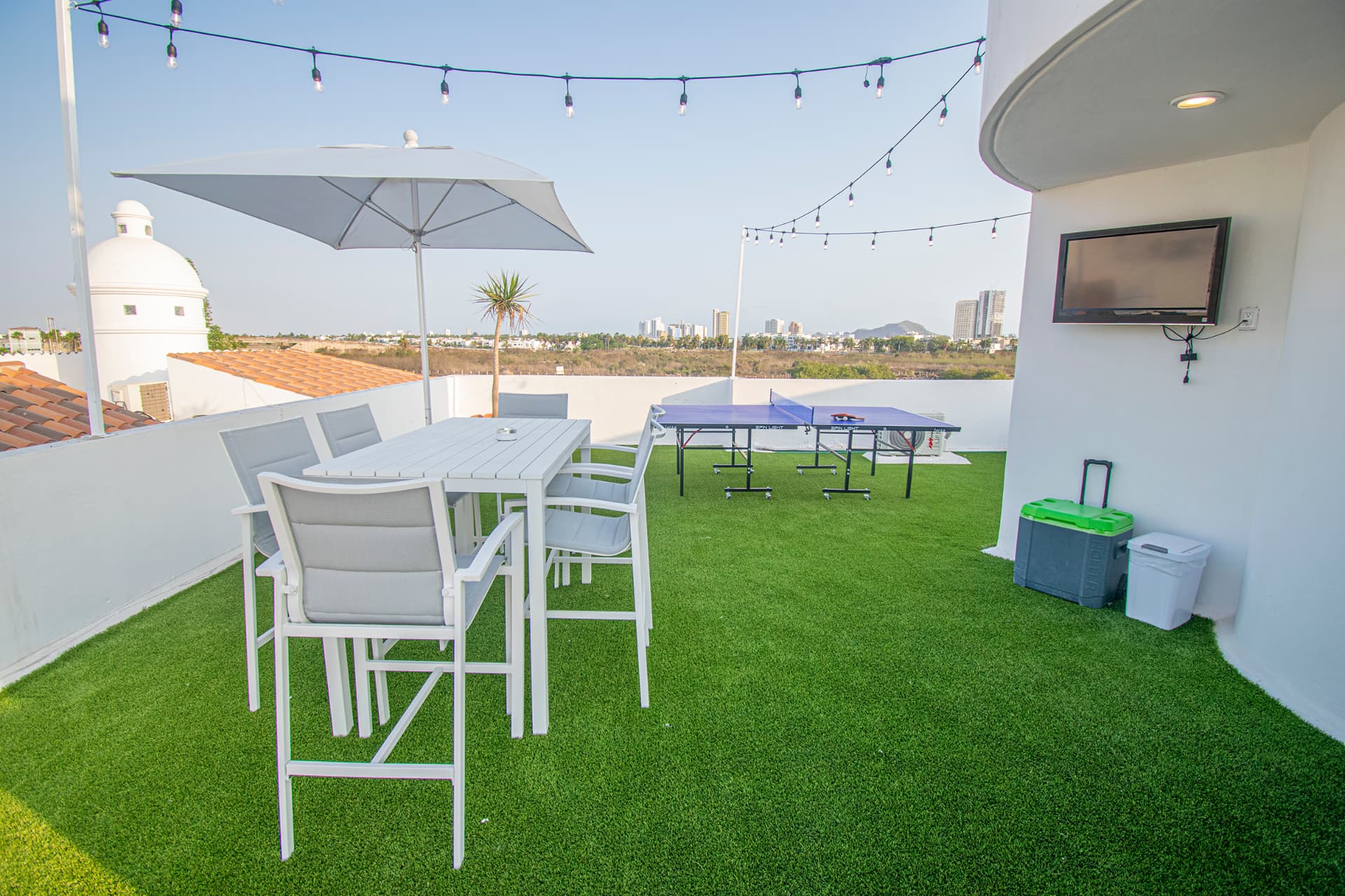 Rooftop de Casa Marina con comedor exterior y mesa de ping-pong
