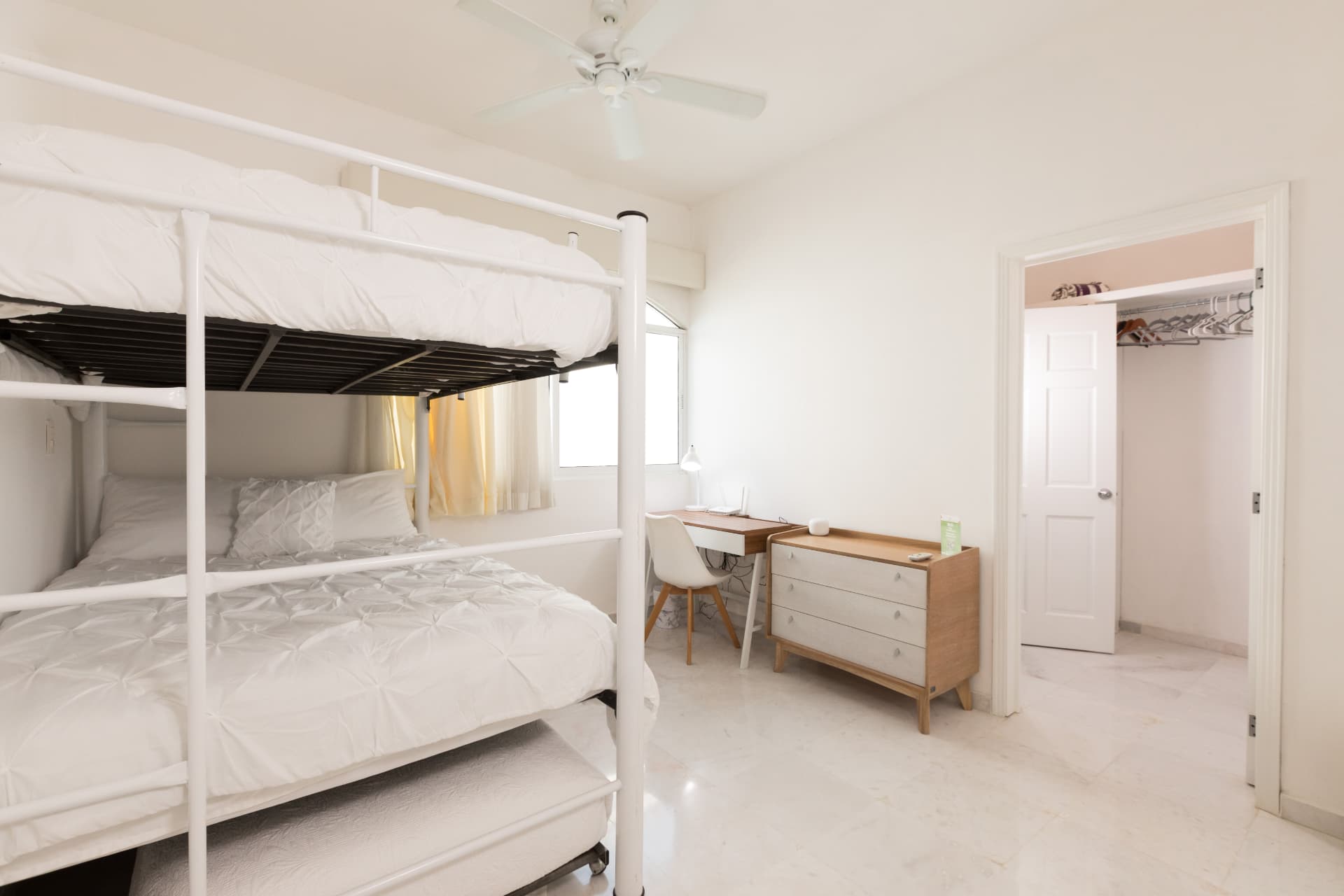 Habitación familiar con litera y área de trabajo