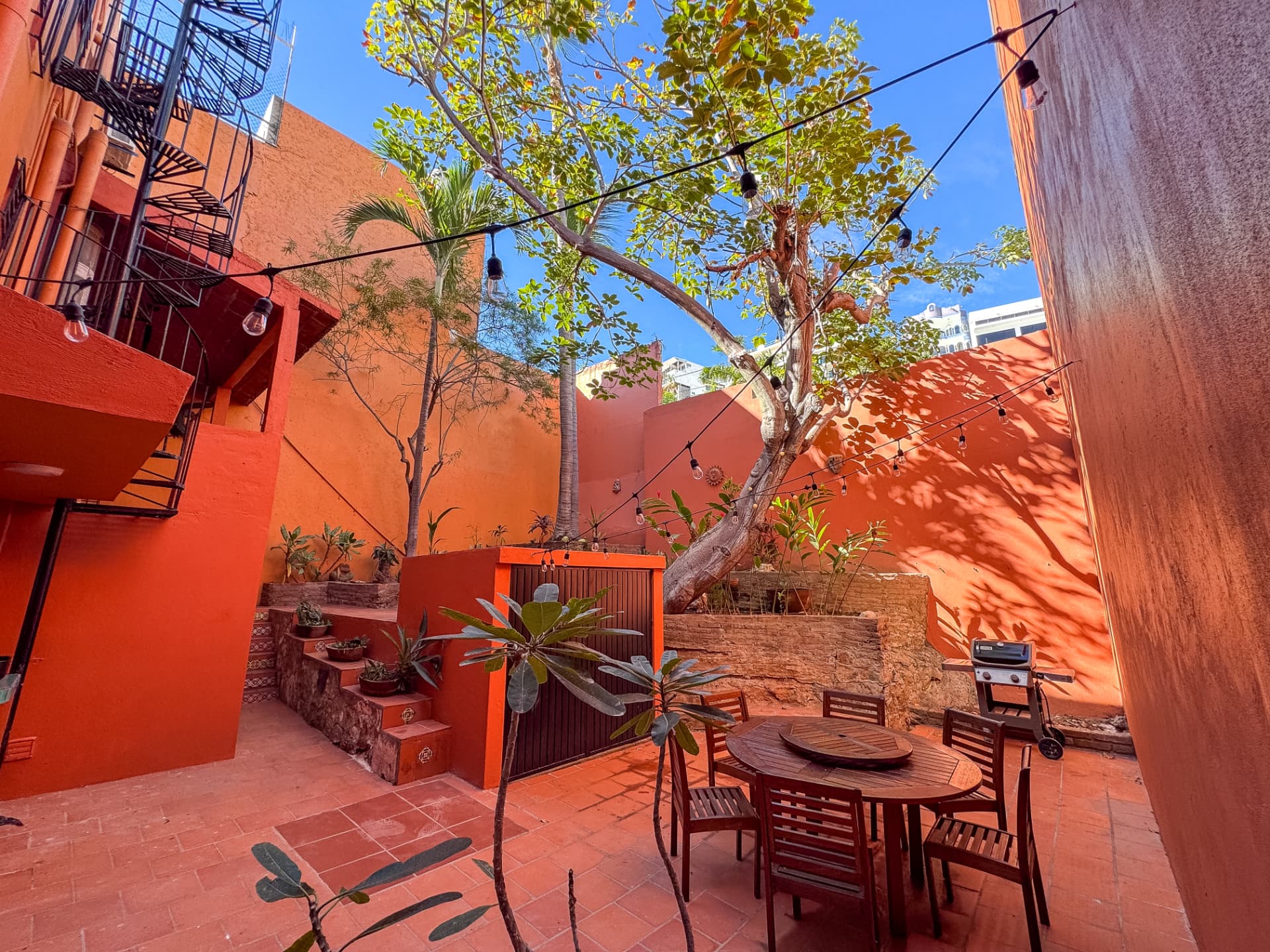 Patio mexicano con comedor exterior