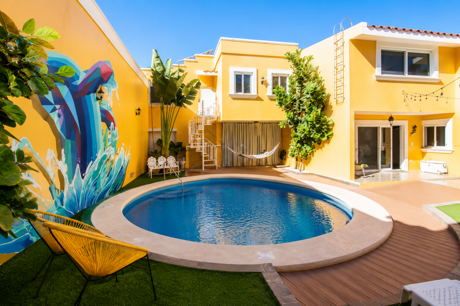 Alberca privada y jardín de Casa Dorada en Zona Dorada, Mazatlán