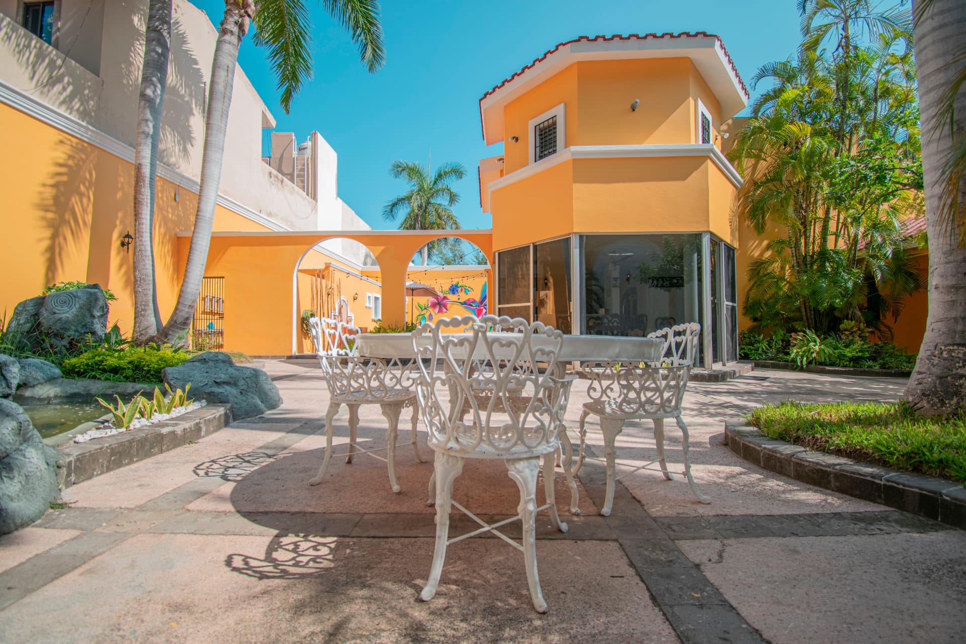 Jardín tropical y comedor exterior de Casa Dorada