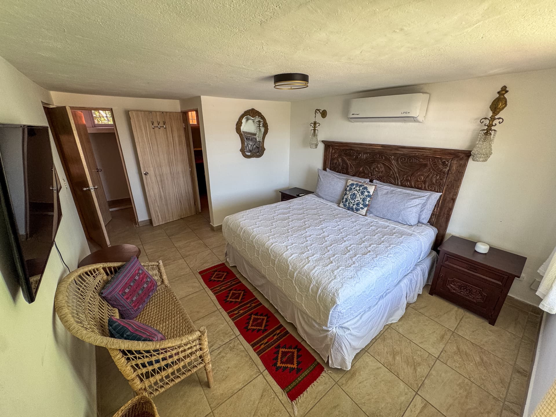 Habitación con cama king size y detalles artesanales