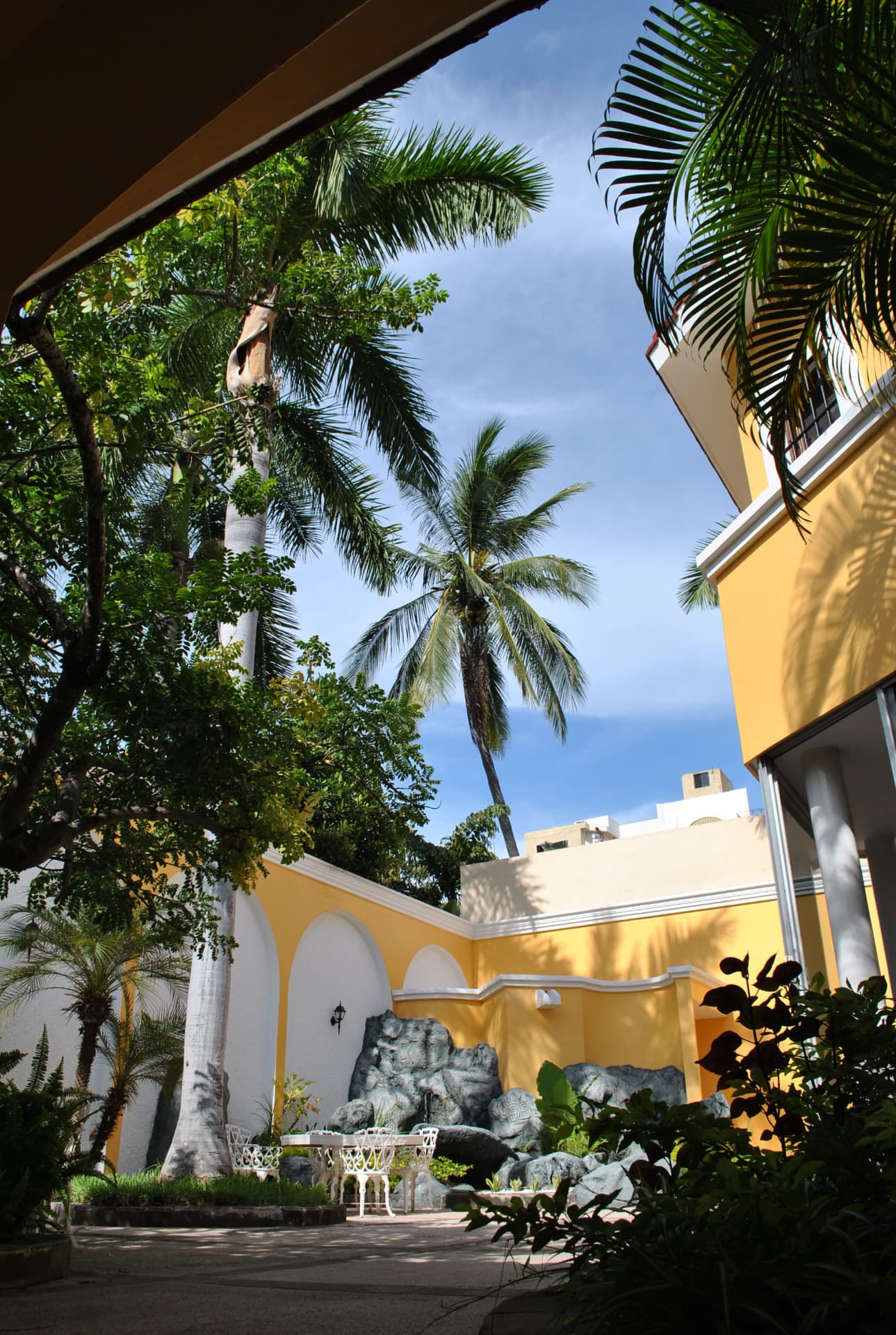 Palmeras y fuente en el jardín de Casa Dorada