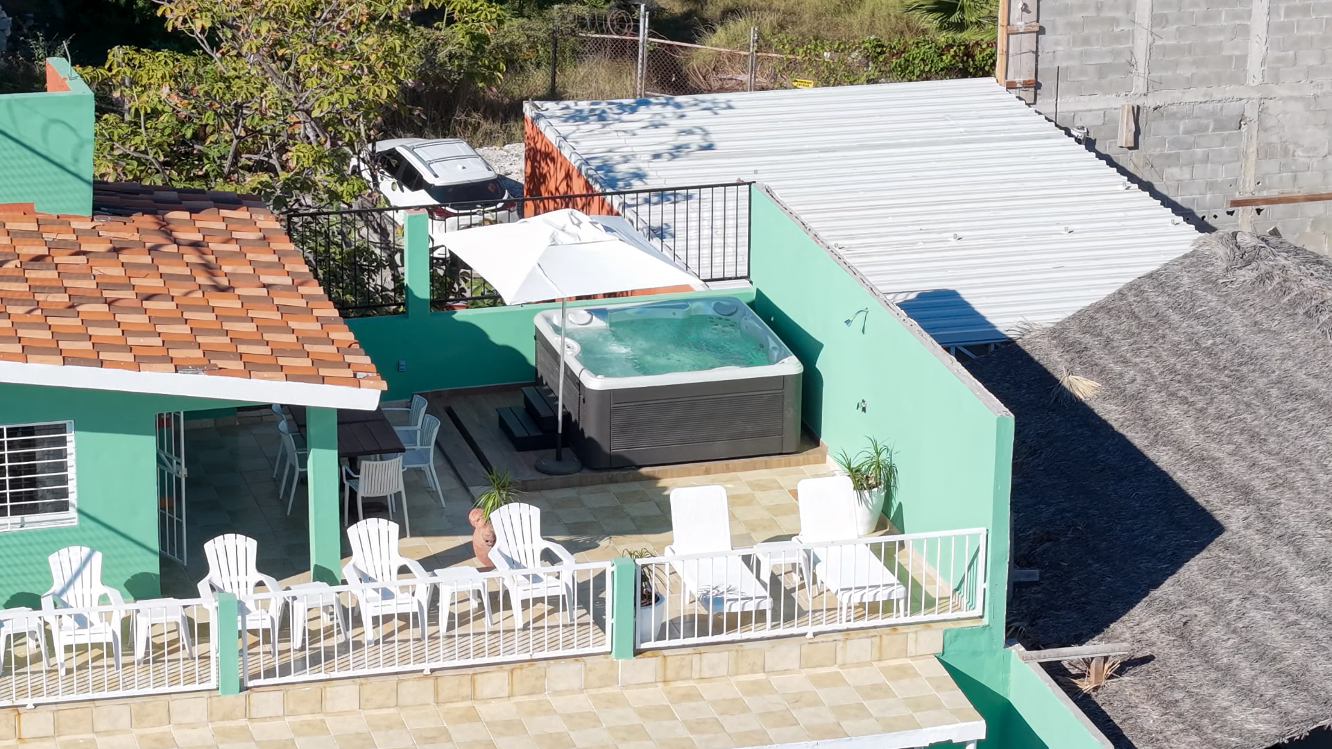 Terraza con jacuzzi privado en Olas Altas