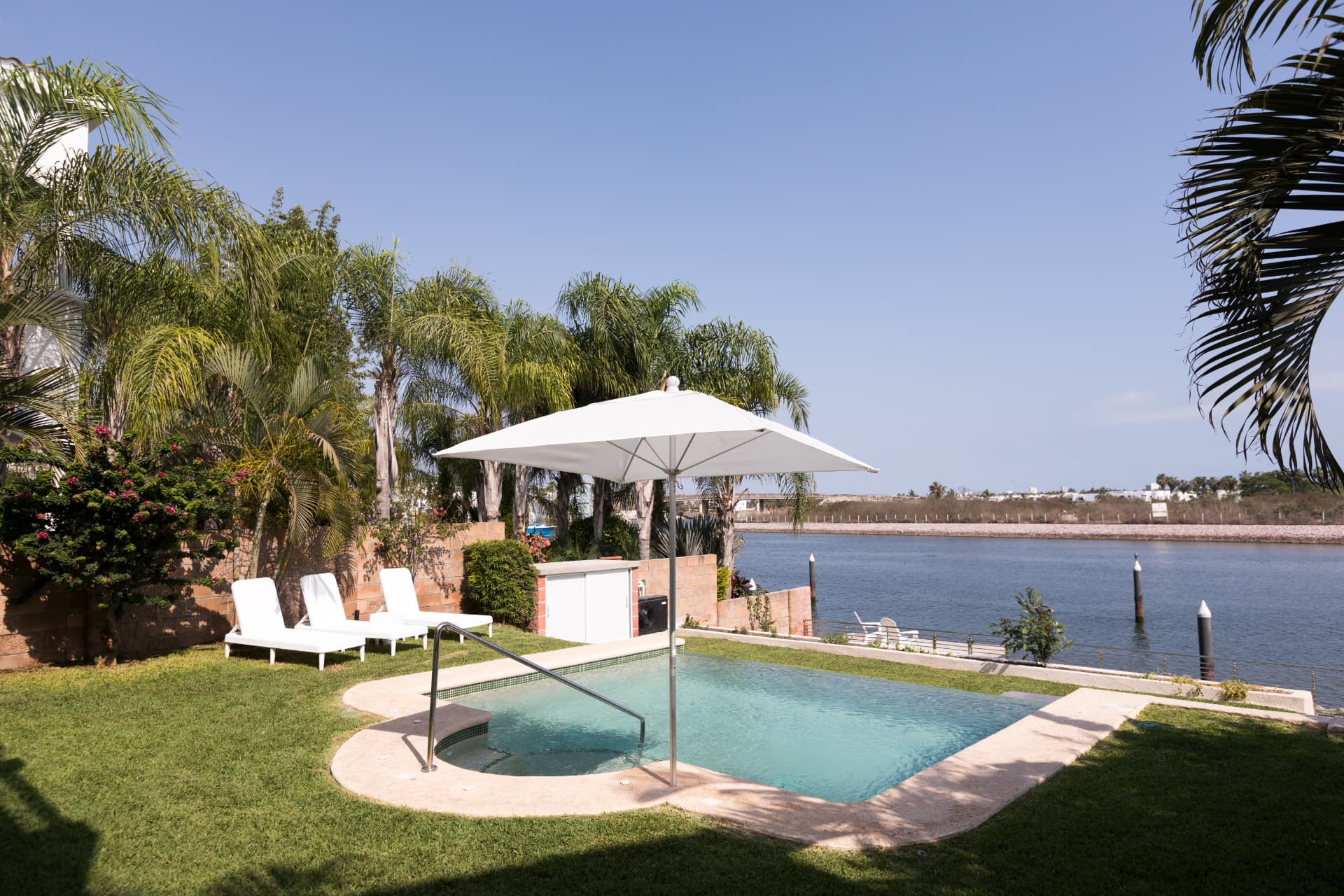Alberca privada y vista al agua en Casa Marina, Marina Mazatlán