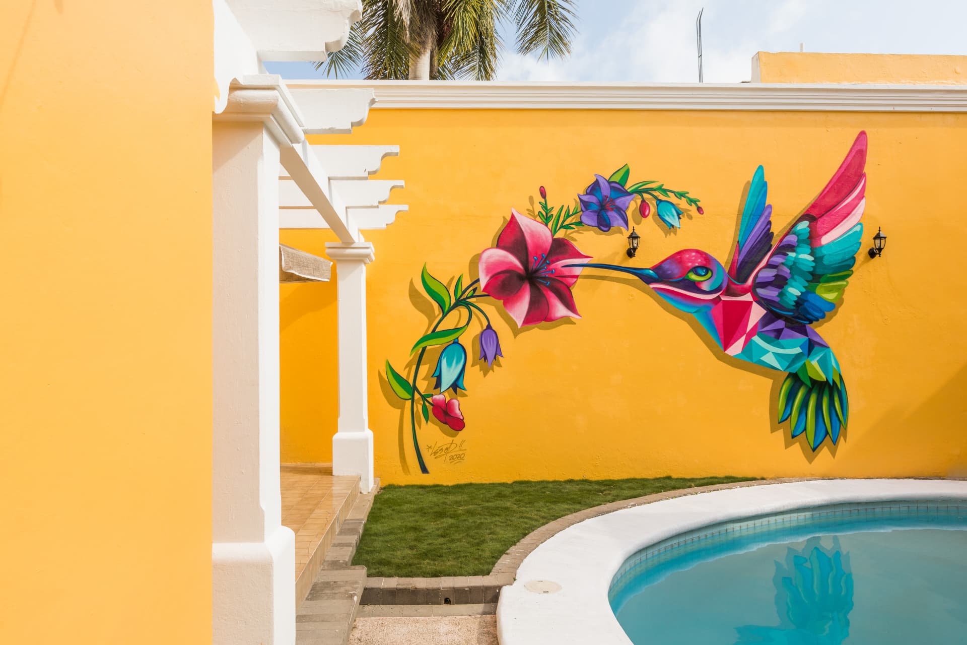 Mural de colibrí junto a la alberca de Casa Dorada