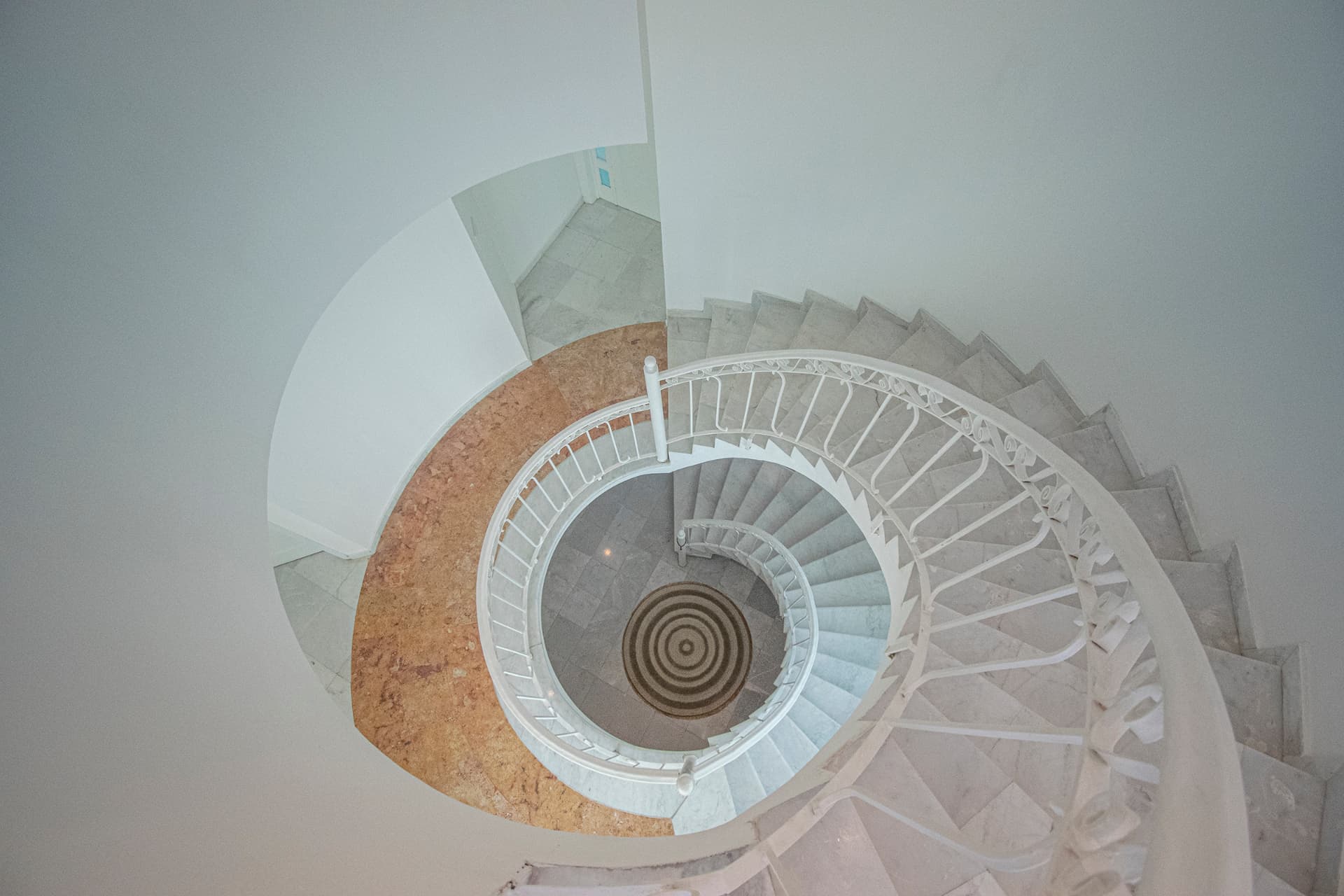 Vista cenital de la escalera curva de Casa Marina